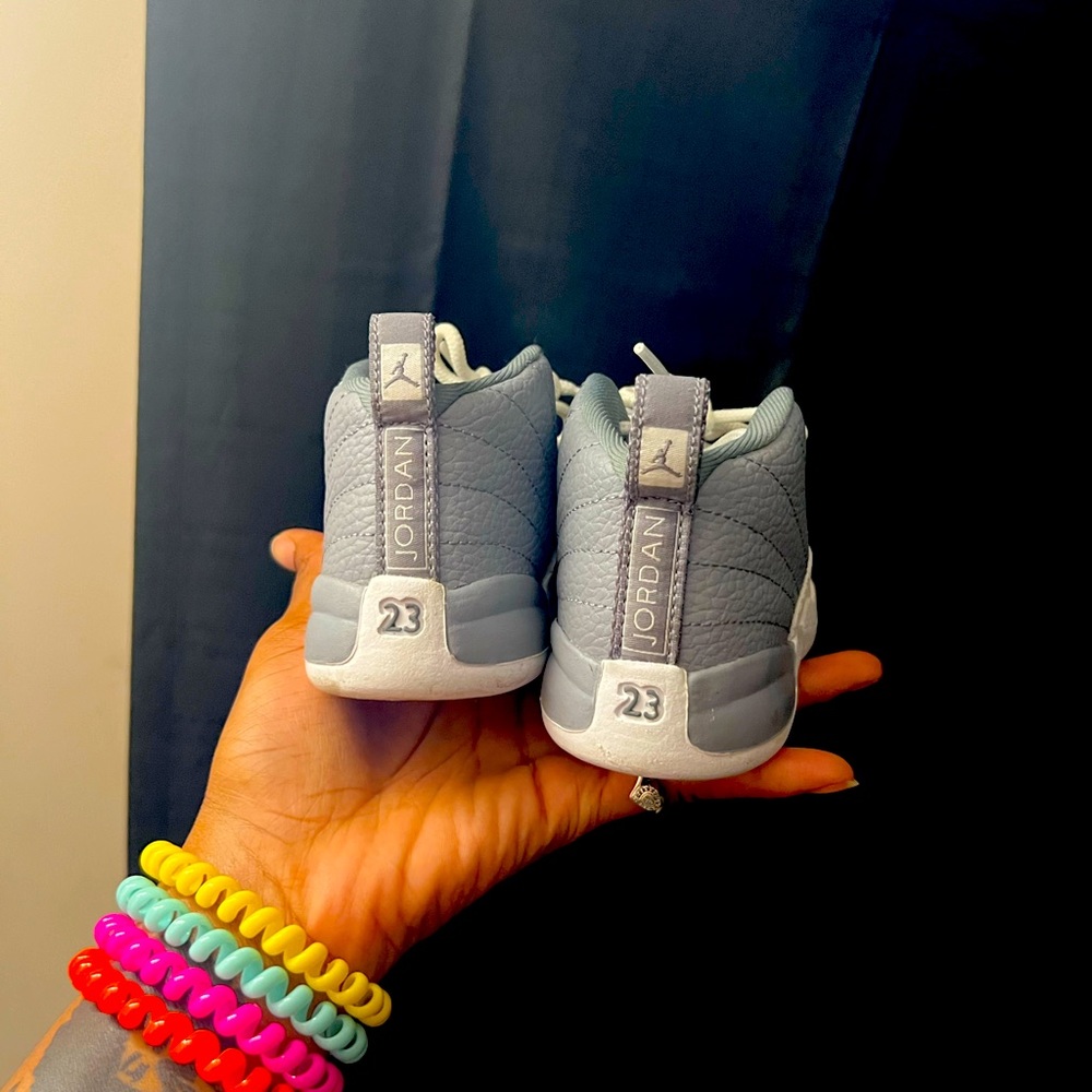 i am selling my daughters old pair of sneakers she can’t fit or doesn’t wear